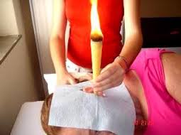 Canudo de ouvido - DÉ SCHMITZ - TERAPEUTA HOLÍSTICA - LIMPEZA DE OUVIDO COM CONE CHINÊS EM SÃO JOSÉ SC Atendimento Pessoal e Venda de Cone Chinês, Cone Hindu,Canudo de Cera, Vela Hopi, Vela de Ouvido Vela Indiana PARA AGENDAMENTO, COMPRA DE CONES E INFORMAÇÕES, LIGUE PARA: (48) 3094-5746 (Fixo) (48) 99131-9240 (Vivo e Whatsapp) (48) 99678-7801 (Tim) A técnica de limpeza, desobstrução e purificação do canal dos ouvidos com cones ou canudos é uma sabedoria muito antiga . Hoje, os Cones de Ouvido são utilizados em todo o mundo como uma terapia alternativa tanto em adultos ou crianças. O tratamento é indolor, trazendo uma sensação agradável e satisfatória. INDICAÇÕES: Excesso de cerúmen: eliminado pelo calor e o efeito de sucção deste procedimento. Dores de ouvido ou tontura Problemas crônicos de nariz e garganta Ouve cada dia menos Desinflama os ouvidos, sem deixar umidade dentro, eliminando fungos e bactérias Melhora a concentração e aumento da lucidez do limpar pequenos vasos sanguíneos Limpa ao mesmo tempo nariz e garganta, eliminando problemas de sinusite e rinite Insônia Dor de cabeça Enxaquecas provocadas por pressão auricular. Perda de audição por bloqueio de secreções, causada por rinite, sinusite e otites. Zumbido nos ouvidos causado por presença de fluídos. Otite: o calor pode ter um efeito calmante da dor, mas é preciso consultar um médico para determinar as causas. Febre provocada pela dor de ouvido: calor benéfico. Higiene dos ouvidos sem riscos de dano; Nervosismo: relaxamento efetivo que ajuda acalmando as mensagens transmitidas do sistema sensorial. Afecções de garganta e cordas vocais; DÉ SCHMITZ - TERAPEUTA HOLÍSTICA - LIMPEZA DE OUVIDO COM CONE CHINÊS EM SÃO JOSÉ SC - ATENDIMENTO PESSOAL E VENDA DE CONE CHINÊS, CONE HINDU,CANUDO DE CERA, VELA HOPI, VELA DE OUVIDO VELA INDIANA .