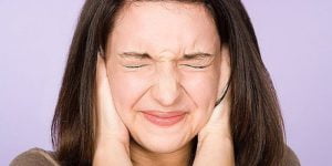Zumbido no Ouvido: causas, sintomas, tratamentos naturais - Limpeza de Ouvidos - Técnica do Cone Chinês 8 Zumbido no ouvidos, as causas, como surgem, os tratamentos. O cone chinês como auxiliar no tratamento dos zumbidos no ouvido Zumbido no ouvidos, as causas, como surgem, os tratamentos. O cone chinês como auxiliar no tratamento dos zumbidos no ouvido 23 de outubro de 2025 Zumbido no ouvidos, as causas, como surgem, os tratamentos. O cone chinês como auxiliar no tratamento dos zumbidos no ouvido Zumbido no ouvidos, as causas, como surgem, os tratamentos. O cone chinês como auxiliar no tratamento dos zumbidos no ouvido Zumbido no ouvidos, as causas, como surgem, os tratamentos. O cone chinês como auxiliar no tratamento dos zumbidos no ouvido Zumbido no ouvidos, as causas, como surgem, os tratamentos. O cone chinês como auxiliar no tratamento dos zumbidos no ouvido COMO TRATAR OS ZUMBIDOS NO OUVIDO (ACUFENOS OU TINIDOS) Zumbido no Ouvido: causas, sintomas, tratamentos naturais - Limpeza de Ouvidos - Técnica do Cone Chinês Acufeno, zumbido ou tinido é uma sensação auditiva na ausência de qualquer som exterior. Embora muitas vezes descrito como semelhante a um zumbido no ouvido, pode também assemelhar-se a um tinido, sibilo ou rugido.  Muito raramente, os sons podem-se assemelhar a vozes ou música.   O som pode ser grave ou agudo, quase imperceptível ou alto, e aparentar ter origem apenas num dos ouvidos ou em ambos.  Na maior parte dos casos aparece de forma gradual.  Em algumas pessoas, o som pode causar depressão, ansiedade ou interferir com a concentração. O zumbido não é uma doença, mas sim um sintoma que pode ter várias causas subjacentes. Uma das causas mais comuns é a perda de audição induzida pelo ruído. Entre outras causas possíveis estão estresse emocional, cerúmen, infeções dos ouvidos, doenças cardiovasculares, doença de Ménière, tumores cerebrais, exposição a determinadas substâncias ou uma lesão na cabeça anterior.   A condição é mais comum entre pessoas com depressão.